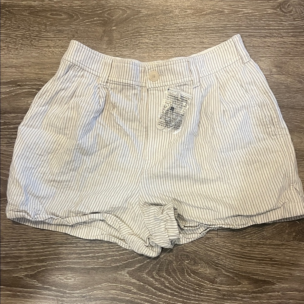 Uniqlo Women's High Waist Pinstripe Shorts - Cream and Gray